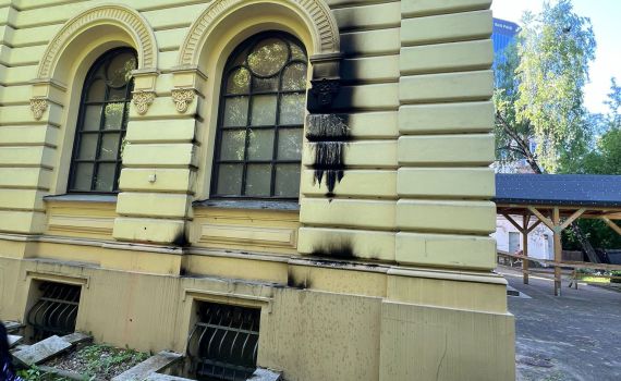 מזעזע: בקבוק תבערה נזרק לעבר בית כנסת ששרד את השואה