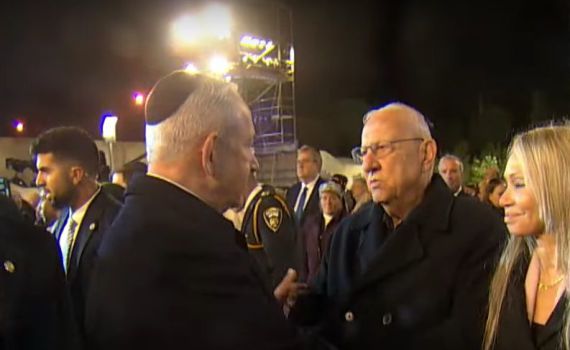 צפו: הבקשה של ריבלין מנתניהו בסיום הטקס