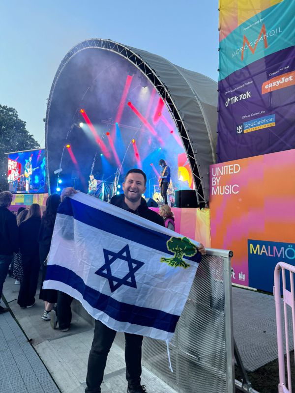 לא מקום לדגלי ישראל: גיא הוכמן הגיע למאלמו והותקף