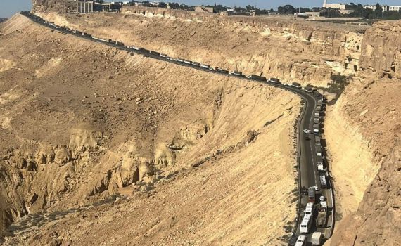 "מעבירים תרופות ודלק לאנסים": חסימת משאיות נרחבת