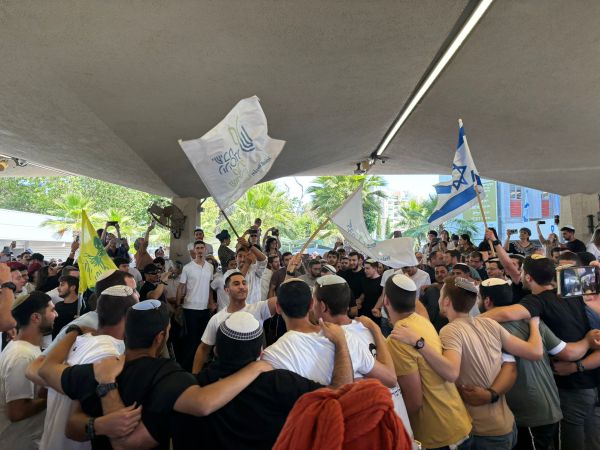 מאות בני"שים התגייסו היום לצבא. צפו בתיעוד מהבקו"ם