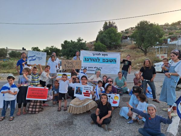 אחרי ימי פיגועים: תושבי מעלה לבונה יוצאים להפגין