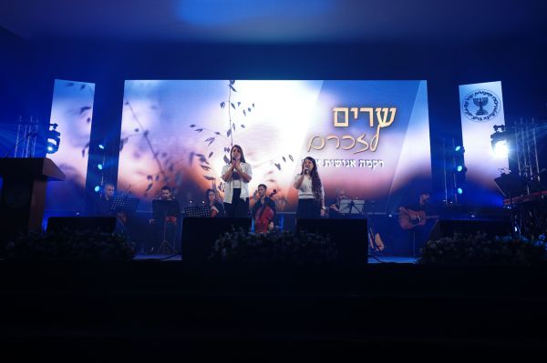 בטקס מיוחד: בנותיו של אלחנן קלמנזון שרו לזכרו