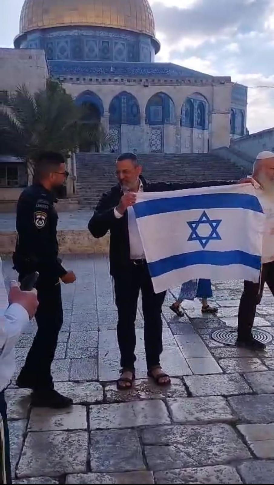 עצמאות? הניף דגל ישראל בהר הבית ונעצר. צפו