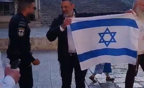 עצמאות? הניף דגל ישראל בהר הבית ונעצר. צפו