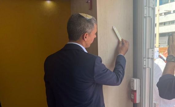 צפו: קביעת מזוזה בפסטיבל הקולנוע הבינלאומי בקאן