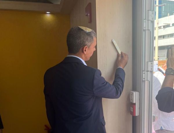 צפו: קביעת מזוזה בפסטיבל הקולנוע הבינלאומי בקאן