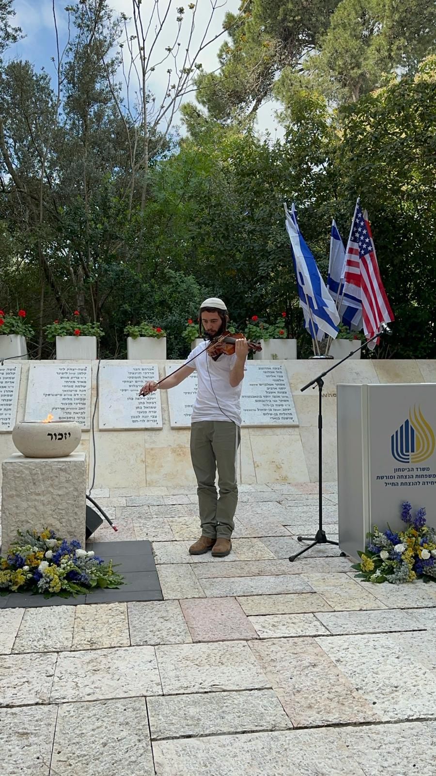 מרגש: החייל שנפצע קשה הדהים בנגינת כינור | צפו