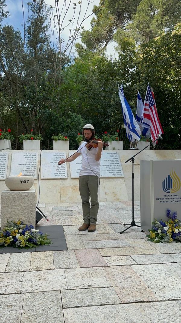 מרגש: החייל שנפצע קשה הדהים בנגינת כינור | צפו