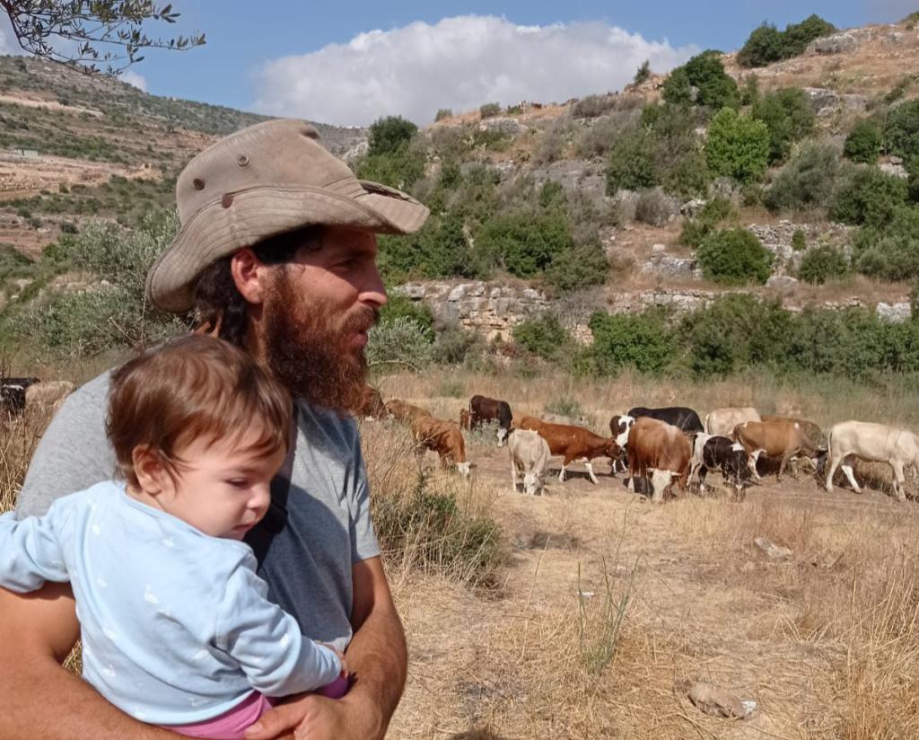 לאחר שהכפיש: ארגון השמאל יפצה את בעל החווה