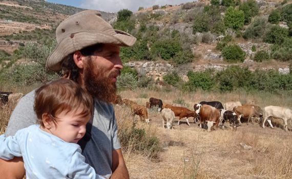 לאחר שהכפיש: ארגון השמאל יפצה את בעל החווה