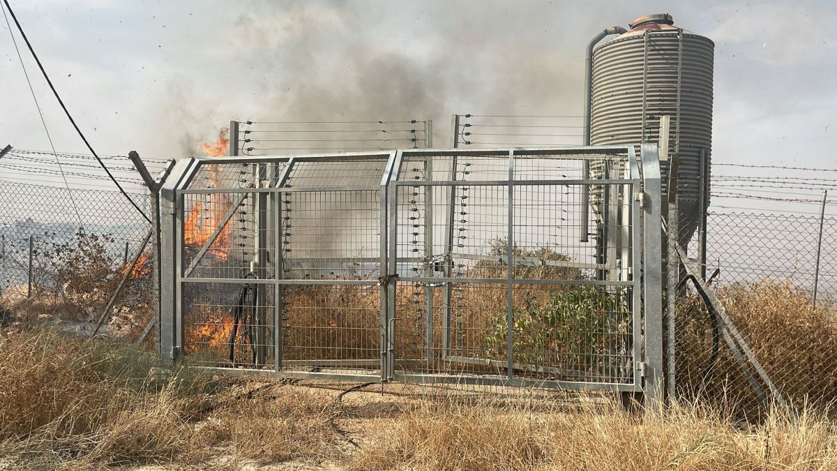 חשד להצתה בבקעה: שריפה משתוללת בישוב חמדת
