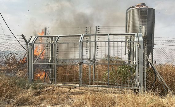 חשד להצתה בבקעה: שריפה משתוללת בישוב חמדת