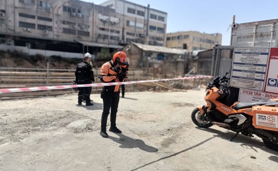 משאית נפלה לתוך אתר בנייה: הנהג נהרג במקום