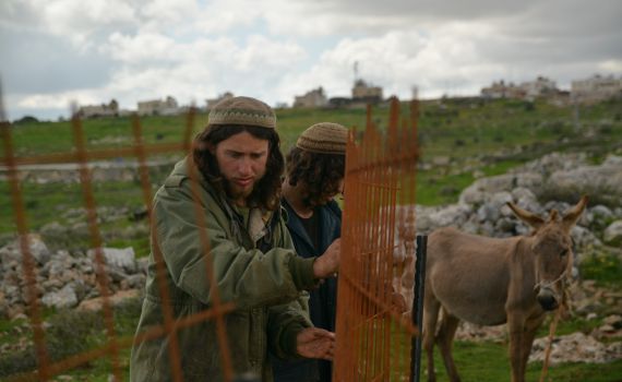 לפני העזיבה: האלוף פוקס ממשיך להתנכל למתיישבים
