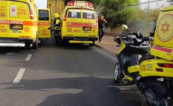 חולון: נער נפצע קשה לאחר שנפגע מרכב במהלך רכיבה על קורקינט
