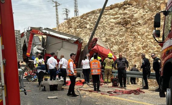 נהג משאית נהרג לאחר שהתהפך ונלכד בכביש 437