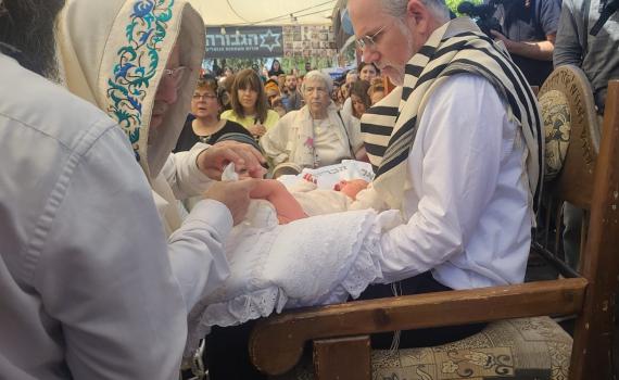 בדמייך חיי: ברית מרגשת לבנו של נערן אשחר ז"ל