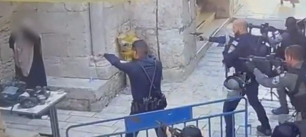 שולפת סכין ומסרבת להוריד אותו: תיעוד מנסיון הפיגוע