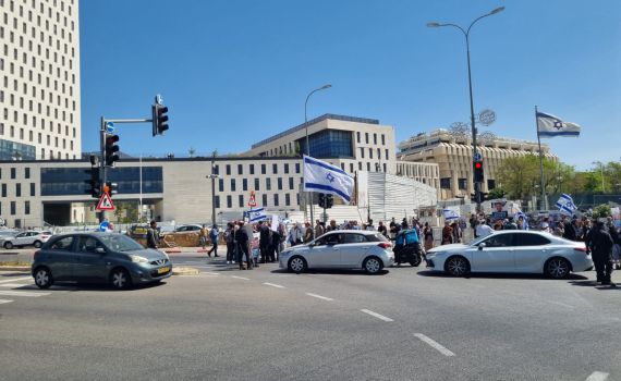 בדרך לישיבה: השרים נחסמו על ידי משפחות שכולות