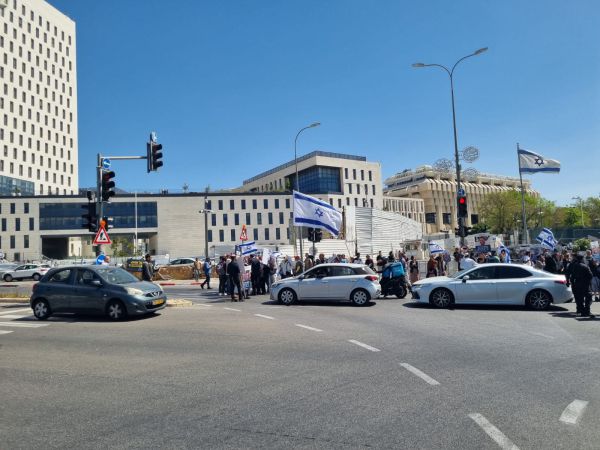 בדרך לישיבה: השרים נחסמו על ידי משפחות שכולות