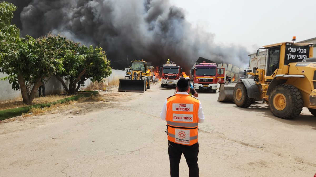 שריפת ענק במושב עזריקם: "נא להסתגר בבתים"