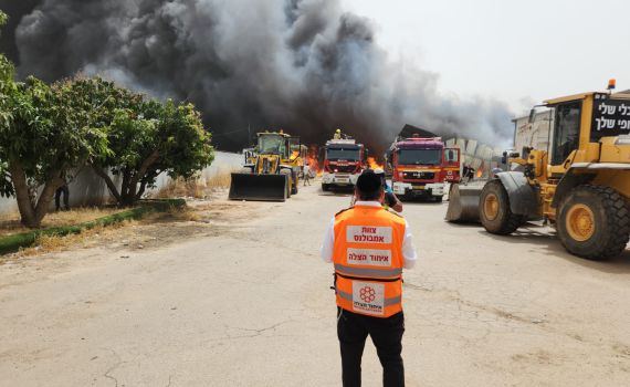 שריפת ענק במושב עזריקם: "נא להסתגר בבתים"