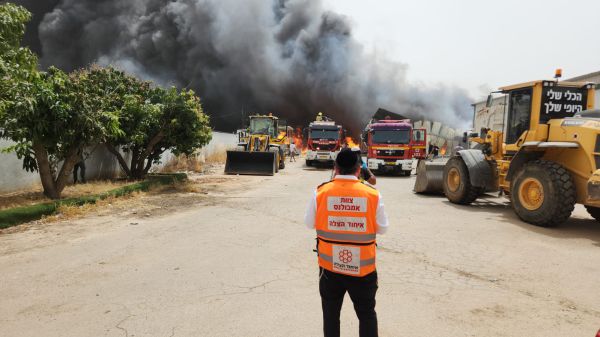 שריפת ענק במושב עזריקם: "נא להסתגר בבתים"