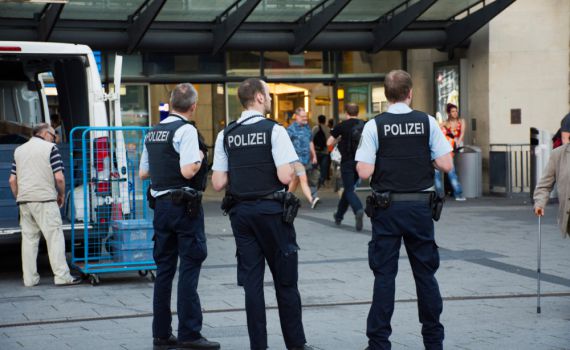 פיגוע דקירה בגרמניה: פעיל אנטי איסלאמי נדקר בכיכר