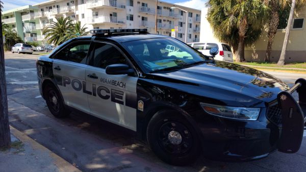 ניידת משטרה נפגעה מירי מחוץ למרכז יהודי במיאמי