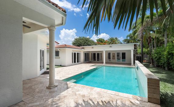 בנה של כוכבת הרשת הישראלית טבע בבריכה