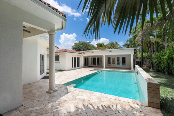 בנה של כוכבת הרשת הישראלית טבע בבריכה