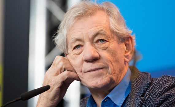 כוכב "שר הטבעות" נפל מהבמה במהלך הצגה ואושפז