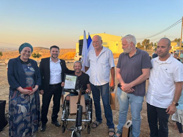 שהחיינו: הישובים עשהאל ואביגיל חוגגים הסדרה