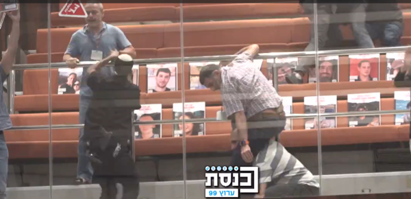 בלאגן בכנסת: מתפרעים התעמתו עם סדרנים ביציע