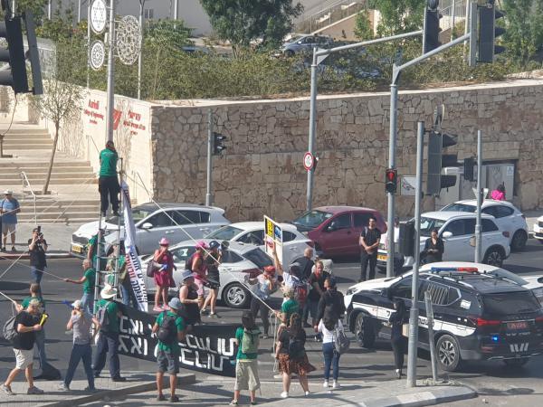 יש ישראלים שמותר להם, ויש ישראלים שאסור להם