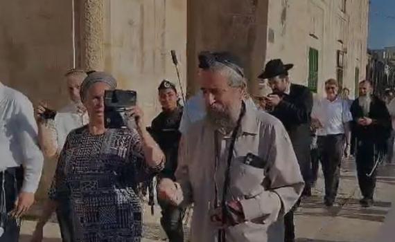 לראשונה: יהודי עטור בתפילין הסתובב בהר הבית