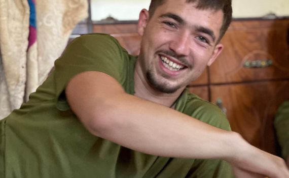 עם דגלי ישראל בצד הכביש: נפרדים מעוז ישעיה גרובר