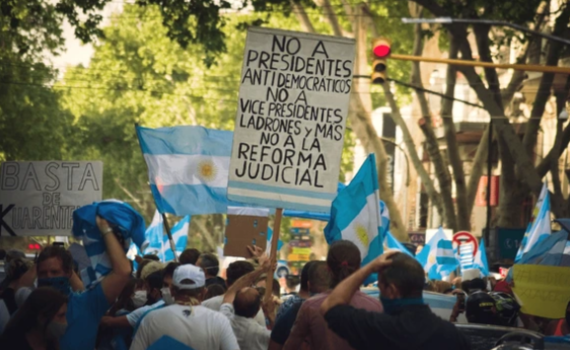השמאל בארגנטינה מתפרע בגלל חקיקה של הנשיא