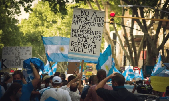 השמאל בארגנטינה מתפרע בגלל חקיקה של הנשיא