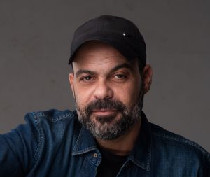 בין שבר לאמונה: עמיר בניון משחרר את "אות קין"