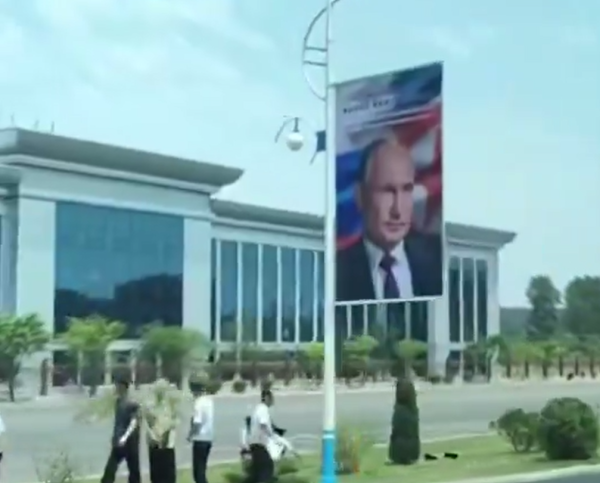 לרגל ביקור פוטין: פיונגיאנג כוסתה בדגלים עם תמונת הנשיא