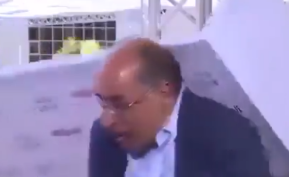 באמצע שידור: הקיר קרס על ראשו של המרואיין. צפו