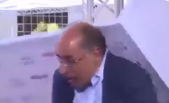 באמצע שידור: הקיר קרס על ראשו של המרואיין. צפו