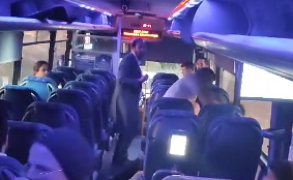 אחרי התיעוד הקשה – נעצר נהג האוטובוס שהיכה נוסע