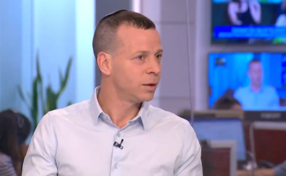 עמית סגל: עד מתי נתניהו יאפשר לו לדרוך עליו?