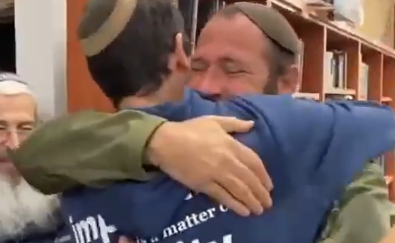 לבכות: חיבוק אחרון של אילון ויס לתלמידיו | צפו