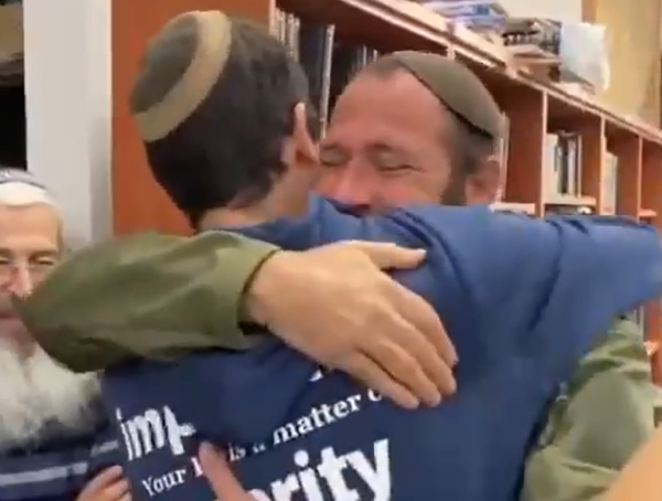 לבכות: חיבוק אחרון של אילון ויס לתלמידיו | צפו
