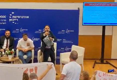 מוחים פוצצו את הנאום של פינדרוס; המנחה השתולל