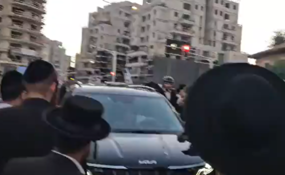 עשרות חרדים תקפו את רכבו של גולדקנופף. צפו